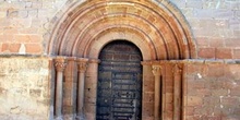 Puerta abocinada del románico