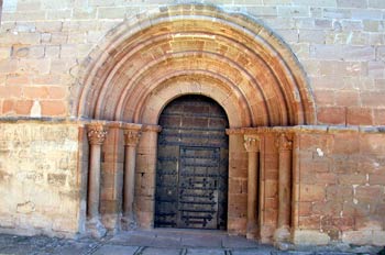 Puerta abocinada del románico