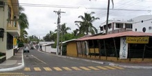 Calle del malecón de Puerto Ayora en la Isla Santa Cruz, Ecuador