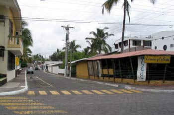 Calle del malecón de Puerto Ayora en la Isla Santa Cruz, Ecuador