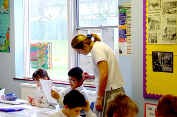 Profesora explica a alumno