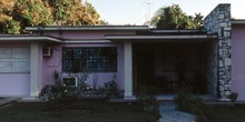 Fachada de un chalet y entrada al garage, Cuba