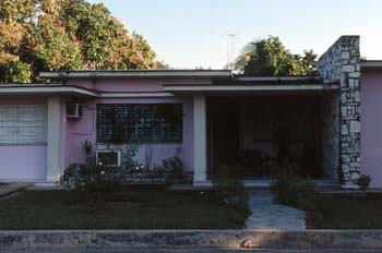 Fachada de un chalet y entrada al garage, Cuba