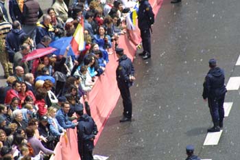 Público asistente al recorrido de la Boda Real