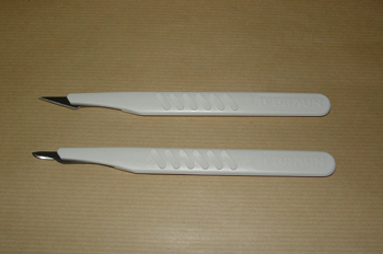 Bisturí de plástico con hoja desechable