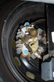 Pinza de freno trasera con actuador de freno de mano