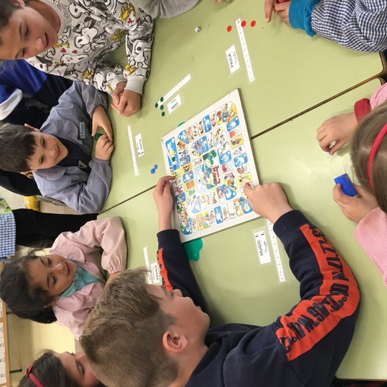 Buddies: 5 años y sexto enseñando a jugar. 16