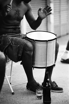 Tocando samba, favelas de Sao Paulo, Brasil