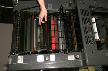 Sistema de protección trasero de máquina de offset