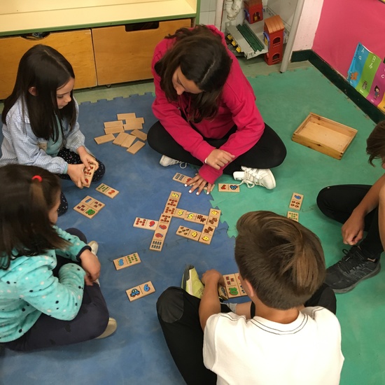 Buddies: 5 años y sexto enseñando a jugar. 8