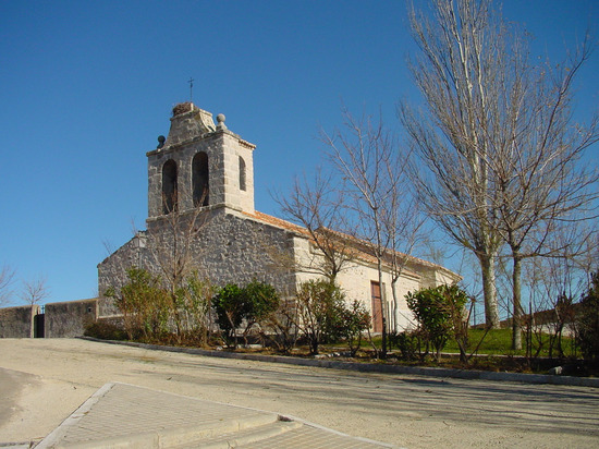 Vista frontal iglesia de Cabanillas de la Sierra