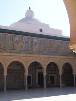 Vista desde el patio interior, Tumba de Sidi Sabah, Kairouan, Tú