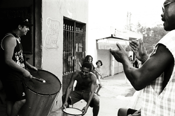 Tocando samba, favelas de Sao Paulo, Brasil