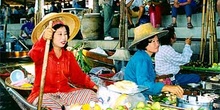 Vendedoras en el mercado flotante, Bangkok, Tailandia