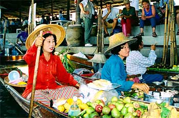 Vendedoras en el mercado flotante, Bangkok, Tailandia