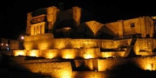 Vista nocturna del palacio Coricancha en Cuzco, Perú