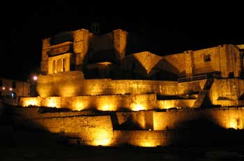 Vista nocturna del palacio Coricancha en Cuzco, Perú