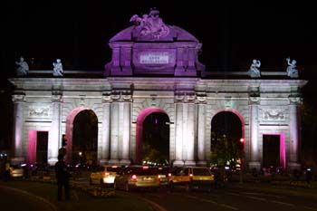 Iluminación de la Puerta de Alcalá con motivo de la Boda Real