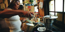 Mujer preparando café, favelas de Sao Paulo, Brasil
