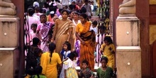 Familias en la entrada de un parque público, Delhi, India