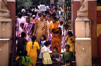Familias en la entrada de un parque público, Delhi, India
