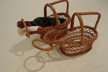 Cesta de mimbre para servicio de vino