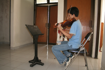 Ensayando música clásica, Instituto de Bellas Artes, Jogyakarta,