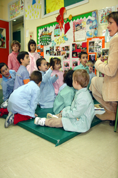 Niños sentados en colchonetas