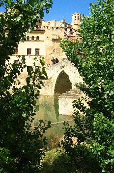 Vista del río Matarraña con Valderrobres en el fondo, Teruel