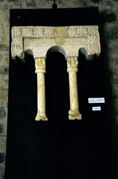Ventana trífora de la iglesia de San Martín de Salas, Principado