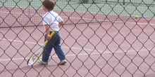 Niño practicando tenis