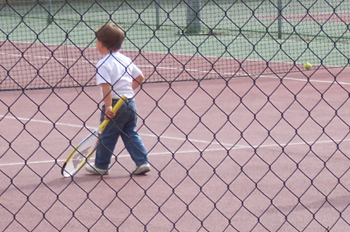 Niño practicando tenis