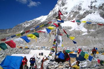Puja: montículo de piedra, poste y banderas de oración