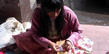 Mujer sentada realizando un trabajo artesanal
