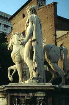 Escultura ecuestre junto al Monumento a Vittorio Emmanuele II, R