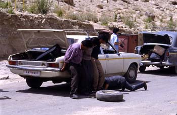 Cambiando una rueda pinchada, sin gato, Ladakh, India