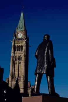 Estatua y torre con reloj