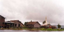 Pagoda y poblado en el Lago Inle, Myanmar