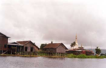 Pagoda y poblado en el Lago Inle, Myanmar