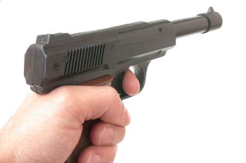 Mano empuñando una pistola