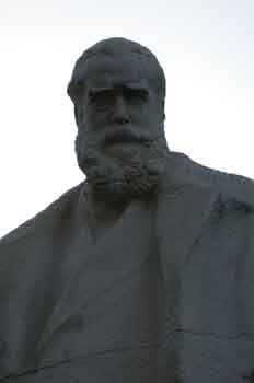 Monumento al escritor Miguel Moya Ojanguren