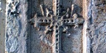 Adorno escultórico con forma de cruz