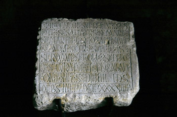 Fragmento de inscripción de la iglesia de San Martín de Salas, P