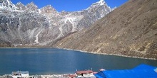 Lagos de Gokyo con casas