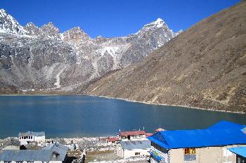 Lagos de Gokyo con casas