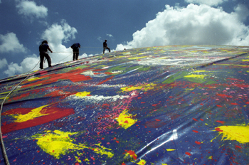 Hombres cubren museo con tela pintada, Sao Paulo, Brasil