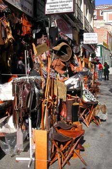 Venta de repujados y cueros en el Rastro, Madrid
