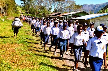 Colegiales en el valle de Baliem, Irian Jaya, Indonesia