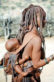 Mujer himba transportando bebé, Namibia