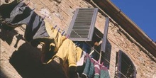 Ropa tendida en la fachada de una vivienda